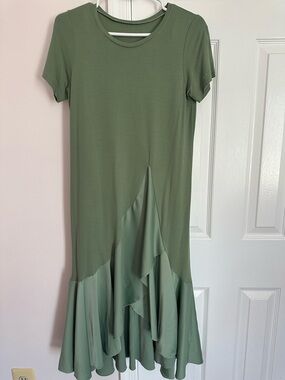 Pre-Owned Sage Green Asymmetrical Hem Midi Dress Short Sleeve Size S
